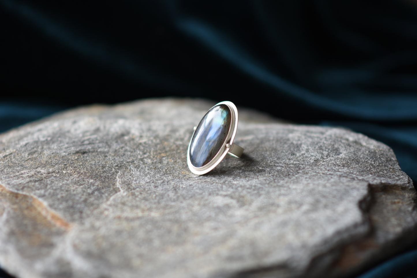 Bague en argent avec labradorite