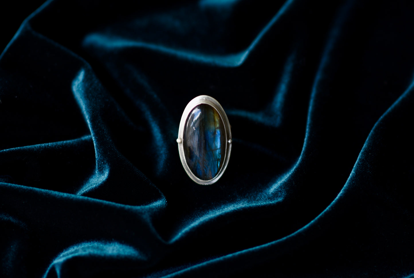 Bague en argent avec labradorite