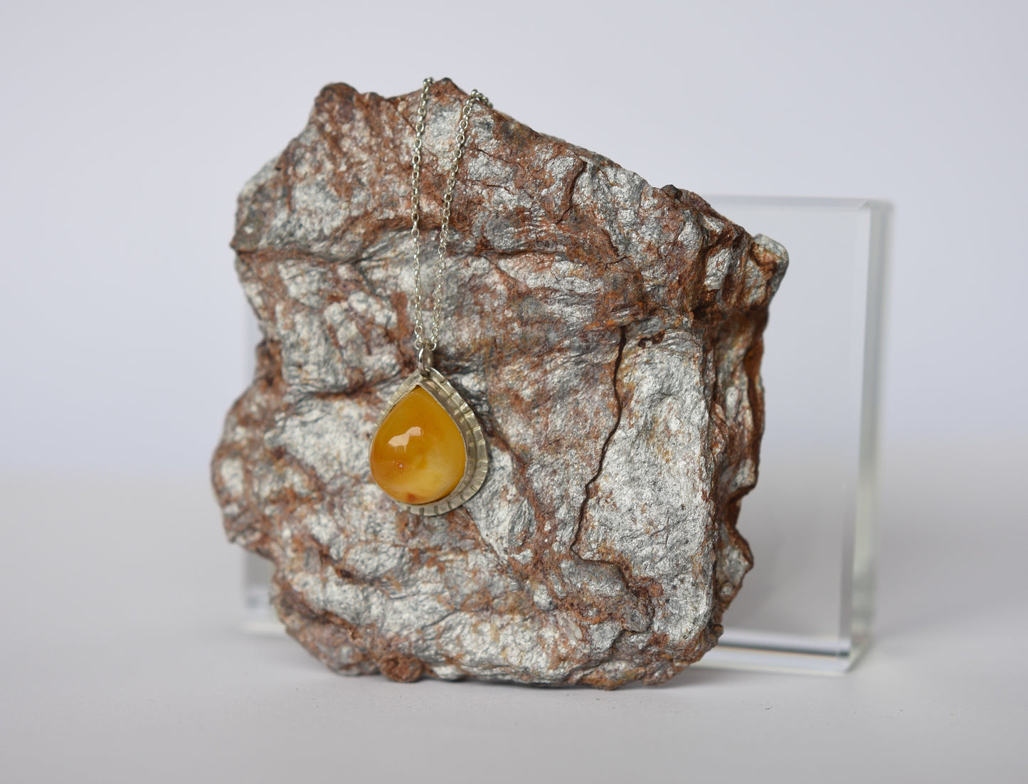 "Goutte de doleil"  Pendentif en argent avec l'ambre