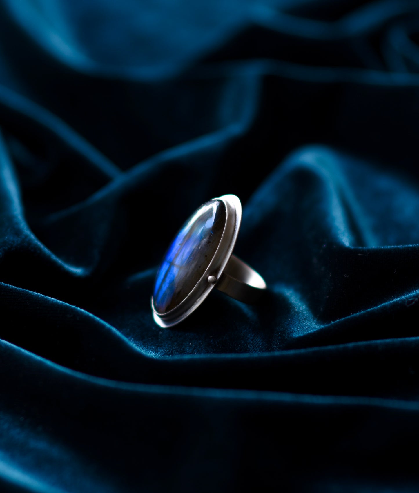 Bague en argent avec labradorite