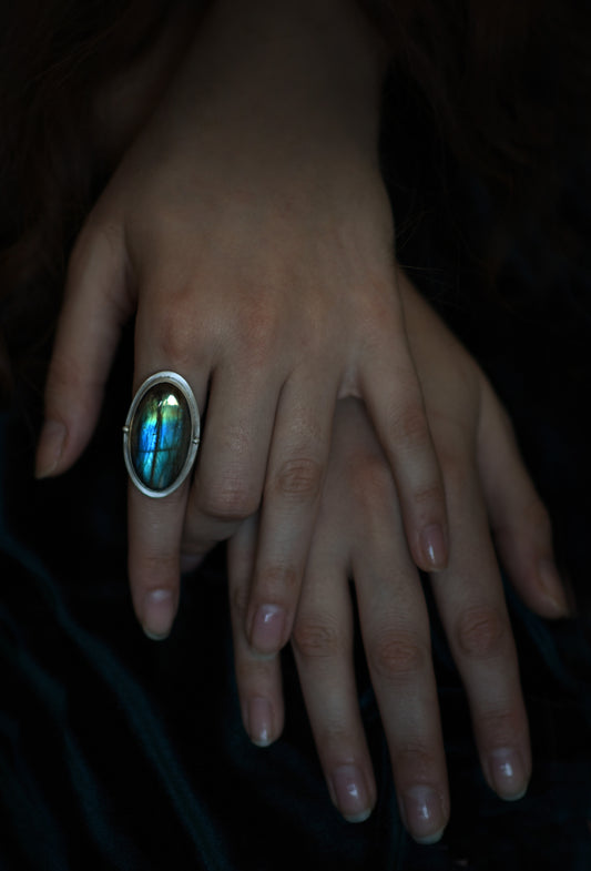 Bague en argent avec labradorite
