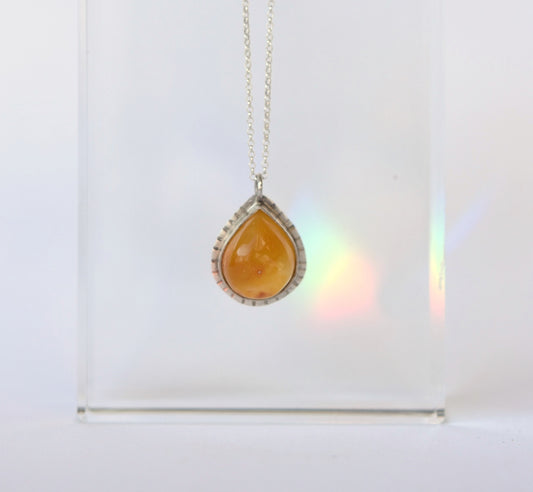 "Goutte de doleil"  Pendentif en argent avec l'ambre
