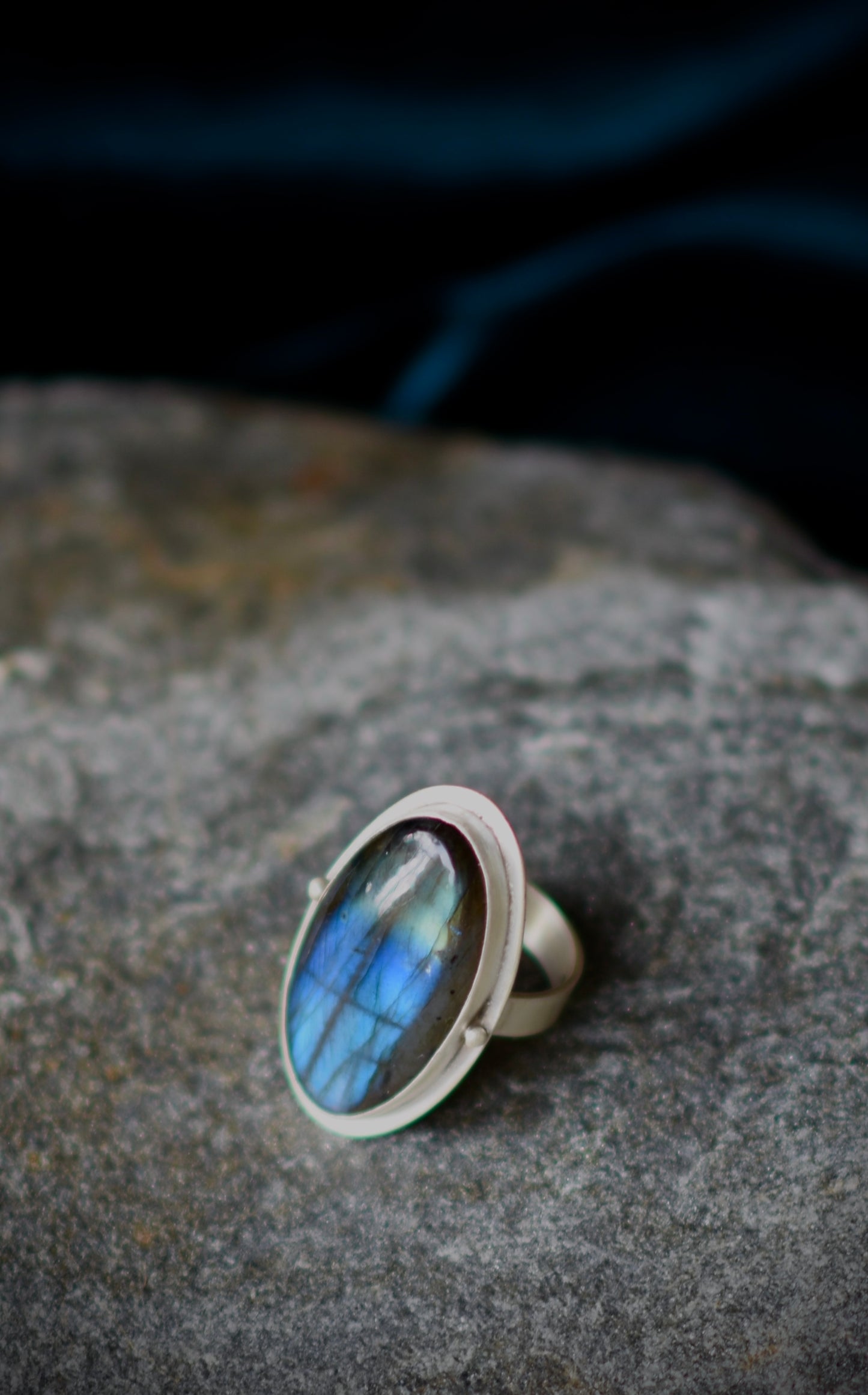 Bague en argent avec labradorite