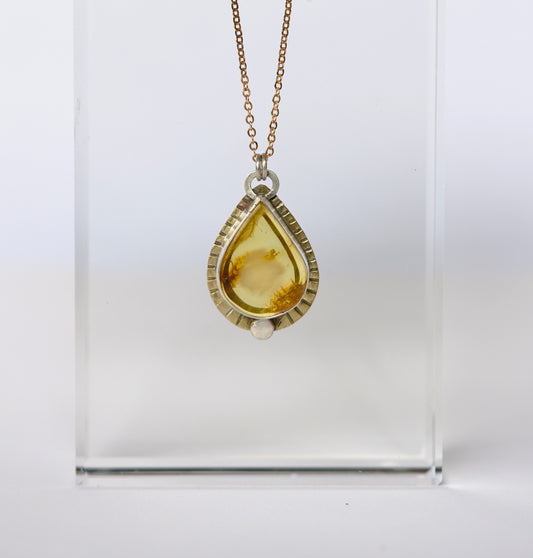 "Nuage" - pendentif en argent et laiton avec l’ambre